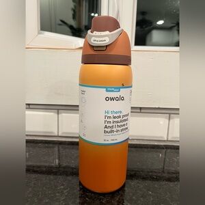 Owala Limited Edition Cinnamon Swirl 32oz Freesip Water bottle